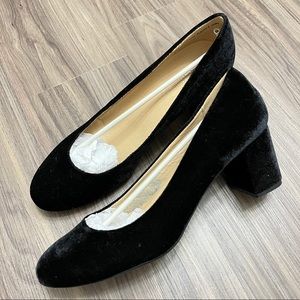 New CL by Laundry black Velvet block heel Pumps